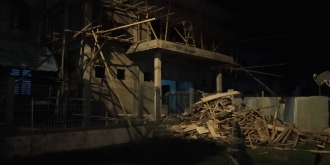 Tumpukan bahan sisa material proyek di ruas jalan belakang Kantor PPS Bitung.(Franky Sumaraw)