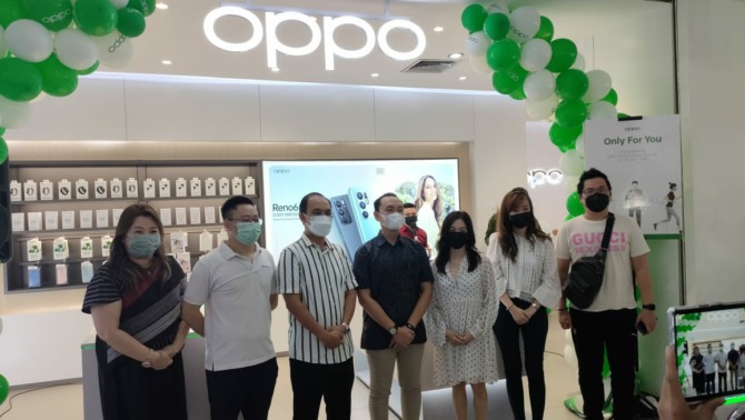 Presdir IT Centre Jimmy Asiku bersama Mr Thunder dan Mr Yosi Direktur Retail OPPO Indonesia.