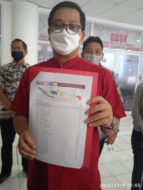 PRESTASI: Wakil Gubernur Sulut Steven Kandouw saat menunjukkan ranking Sulut yang berada di posisi kedua terbaik dalam pencegahan korupsi.