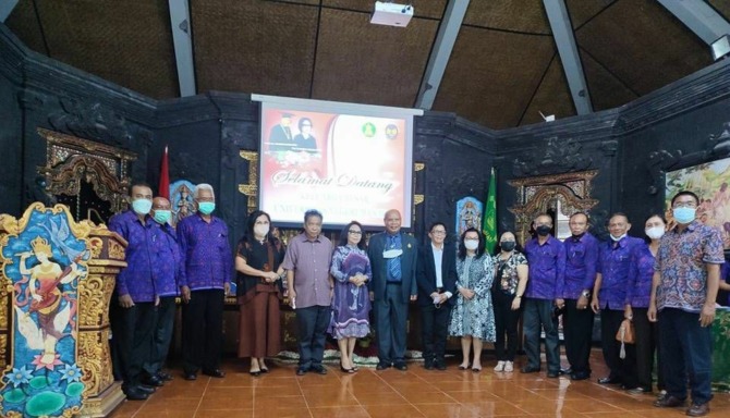 MITRA: Kebersamaan antara Unima dan IKIP Saraswati, Bali, dalam seminar dan FGD yang dilaksanakan pekan lalu.