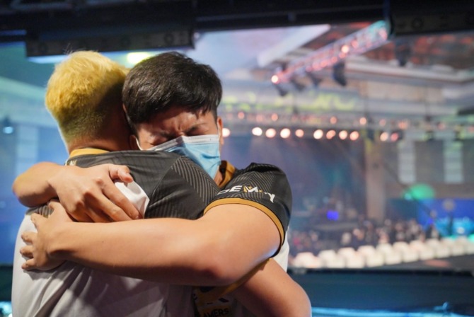Tangis haru mewarnai kemenangan Dew United usai dipastikan memenangkan cabang game Lokapala di Piala Presiden Esports 2021 (Istimewa)