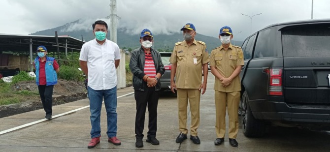 Gubernur Sulut Olly Dondokambey meninjau jalan tol didampingi Maurits Mantiri, Hengky Honandar dan Geraldi Mantiri.(Istimewa)
