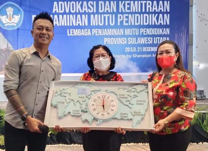 Mewakili Wali Kota Bitung Maurtis Mantiri, Kepala Dinas Pendidikan Euginie Mantiri dan Sekretaris Fonny Tumundo menerima penghargaan dan foto bersama Gio Idol.(Istimewa)