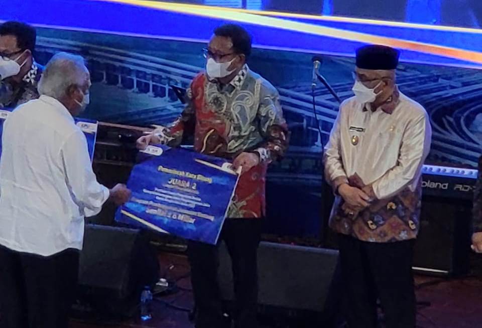 Wali Kota Bitung Maurits Mantiri menerima penghargaan dari Menteri PUPR Basuki Hadimuljono. (Istimewa)