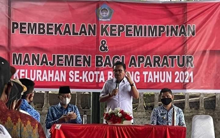 Wali Kota Bitung Maurits Mantiri membuka pembekalan kepemimpinan dan manajemen perangkat kelurahan.(Istimewa)