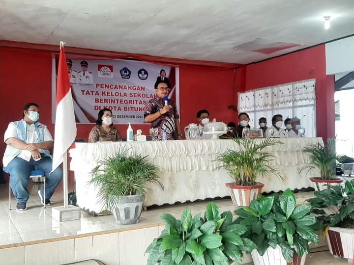 Wali Kota Bitung Maurits Mantiri melaunching tata sekolah berintegritas.(Istimewa)