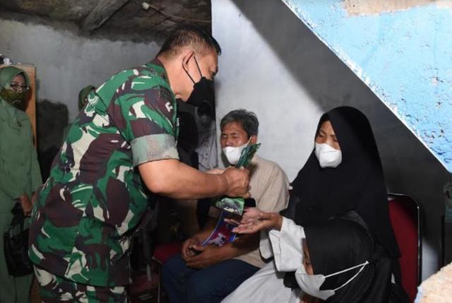 KSAD Jenderal Dudung Abdurachman menemui keluarga korban kecelakaan di Nagreg (Foto: Riezky Maulana)