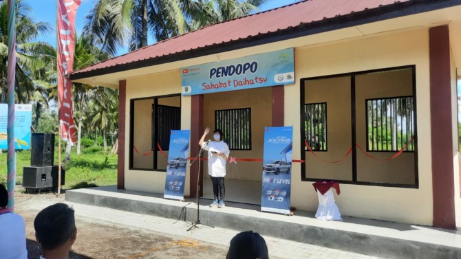 Marketing Director PT Astra Daihatsu Motor (ADM) Amelia Tjandra saat meresmikan konservasi penyu di Desa Jogosimo, Kabupaten Kebumen, Jawa Tengah Rabu (1/12).
