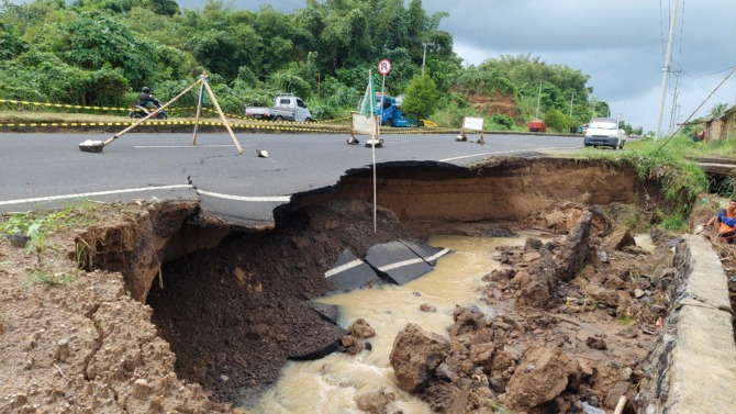 AMBLAS: Satu lajur kiri, kurang lebih 200 meter dari arah Kairagi menuju Jembatan Interchange Ring Road mengalami gerusan pada bahu dan badan jalan. Tampak tanah di bawah aspal jalan mengalami longsor parah dan tidak bisa dilalui kendaraan pada satu lajur