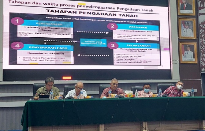 KOLABORASI: (dari kiri) Kabid Pengadaan Tanah Kanwil BPN Sulut Rio M, Kepala SNVT PJSA BWSS I Novie Ilat, Kadis Perkimtan Sulut Steve Kepel, Asisten II Pemkot Manado Recky Philips Sondakh dan Asisten I Pemkab Minahasa Reviva Maringka dalam pemaparan konsu