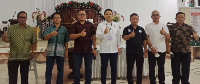 (dari kiri) Anggota Pnt Wellem Takasaping (GMIM Mahanaim Kawangkoan Baru), Anggota Pnt Irlan Bintang (GMIM Syaloom Tetempangan), Bendahara Pnt Sonny Lembong SE MSi (GMIM Genezareth Watutumou Permai), Ketua Pnt Freddy Heyneker SE (GMIM Bukit Zaitun Kalawat