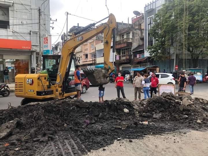 Komisi 3 DPRD Kota Manado saat memantau lokasi yang sementara disiapkan untuk relokasi sementara pedagang Pasar Bersehati, Selasa (18/1).
