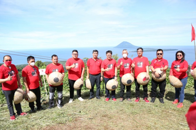 Jajaran struktural dan kader PDI Perjuangan Sulut menanam pohon di Taman Hutan Rakyat HV Worang-Gunung Tumpa, Manado dalam rangka di HUT ke-75 Megawati Soekarnoputri.
