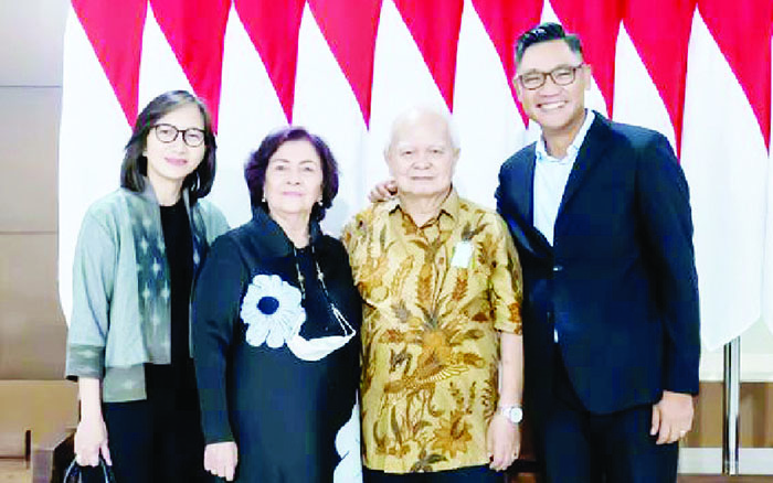 Duta Besar Republik Indonesia untuk Kanada Daniel Tumpal Sumurung Simanjuntak yang menikah dengan Tricia Malonda, orang Kakas, Sulawesi Utara.