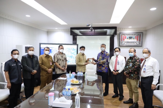 Wali Kota Manado Andrei Angouw bersama Pemimpin BNI Wilayah 11 Manado (Suluttenggomalut) Irwan Eka Putra, Kepala BI Sulut Arbonas Hutabarat,Dirut PD Pasar Manado Roland Roeroe,  Pemimpin BNI KCU Manado Bob Hotma Samosir dan Pemimpin Kelompok Solusi Bisnis