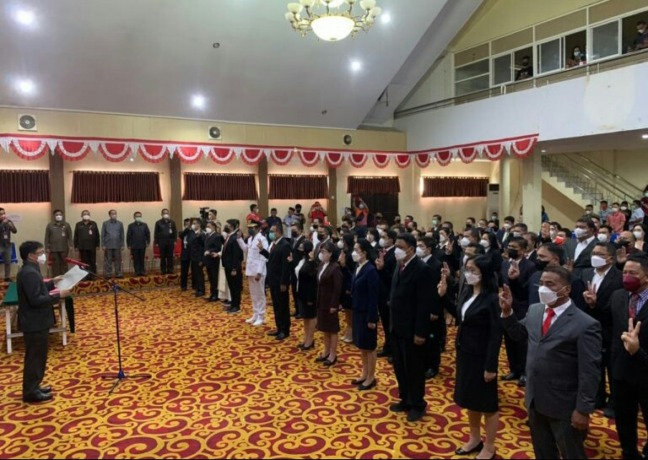 Wali Kota Manado Andrei Angouw melantik puluhan Pejabat Administrator (Eselon III) dan Pengawas (Eselon IV) di lingkungan Pemkot Manado, Jumat (14/1). 