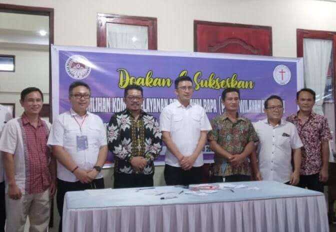 (dari kiri) Anggota Pnt Ronny Aring (GMIM Alfa Omega Manembo-nembo Atas), Sekretaris Pnt Oldi Rembet (GMIM Yerusalem Manembo-nembo Atas), Asisten Bendahara Pnt Mayheard Mogi (GMIM Eben Haezar Manembo-nembo Atas), Ketua Pnt dr Piter Lumingkewas (GMIM Pniel