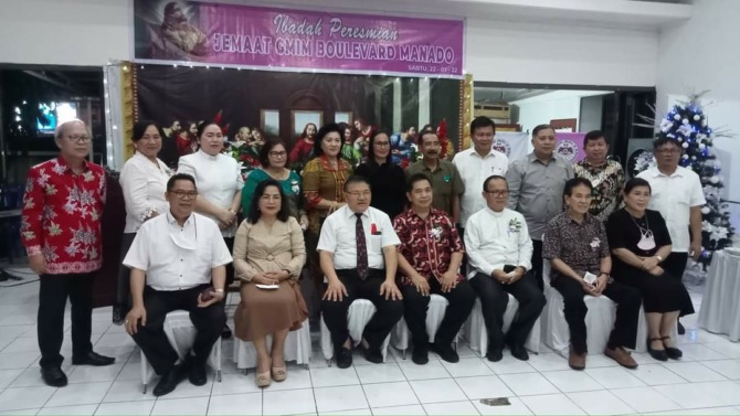 GEREJA MANDIRI: Ketua Badan Pekerja Majelis Sinode (BPMS) GMIM Pdt Dr Hein Arina (duduk, ketiga dari kiri) meresmikan GMIM Boulevard Manado jadi jemaat ke 1044. BPMS GMIM bersama BPMW Manado Sario, BPMW Manado Titiwungen, BPMJ, Panitia dan Tua-tua Jemaat