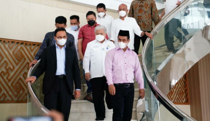 Gubernur DKI Jakarta, Anies Baswedan tengah berada di Kota Makassar. Kehadirannya pun menjadi pusat perhatian, terlebih saat dirinya beberapa kesempatan tampak bersama Andi Amran Sulaiman.