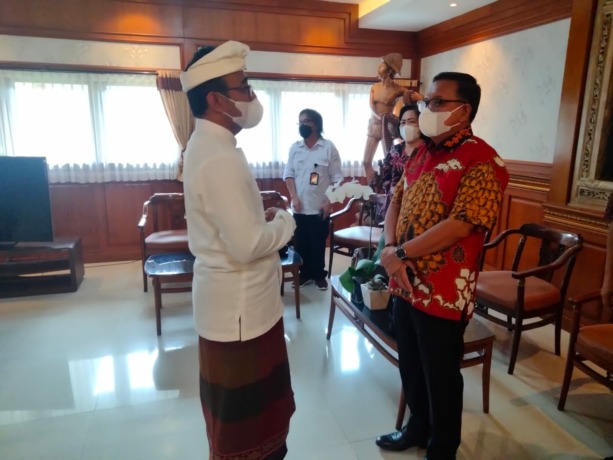Wali Kota Bitung Maurits Mantiri melakukan studi tiru di Denpasar Bali.