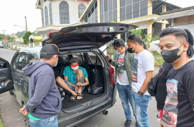 DIAMANKAN: Tersangka pembacokan saat dibekuk Tim URC Totosik Polres Tomohon.dok istimewa
