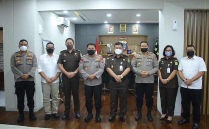 Kapolda Sulawesi Utara (Sulut) Irjen Pol Mulyatno (keempat dari kiri) menerima kunjungan audiensi Plt Kajati Sulut Fredy Runtu (keempat dari kanan), di ruang kerja Kapolda Sulut, Senin (17/01/2022) siang.