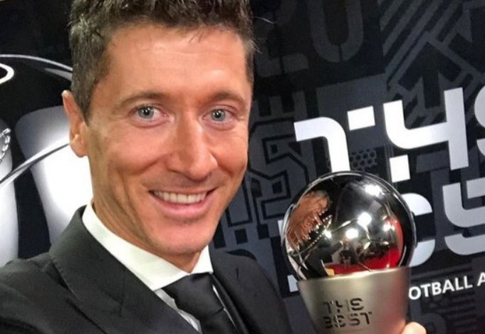 Robert Lewandowski dengan trofi Pemain Terbaik FIFA 2021. (Twitter @lewy_official)