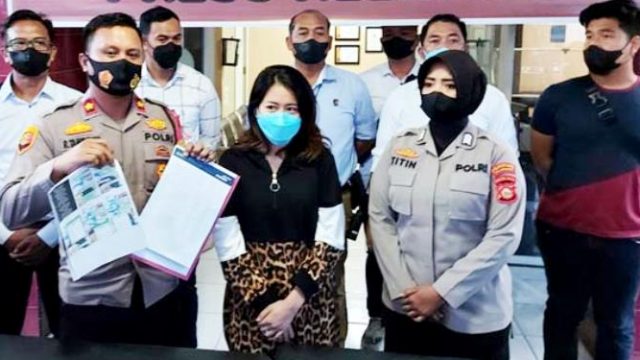 Selebgram cantik, Alnaura (29) diamankan Polisi. (Pojoksatu)