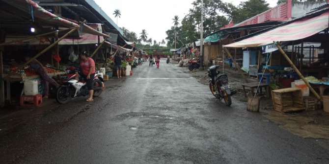 Suasana Pasar Pinasungkulan Sagerat, Senin (3/1).(Franky Sumaraw)