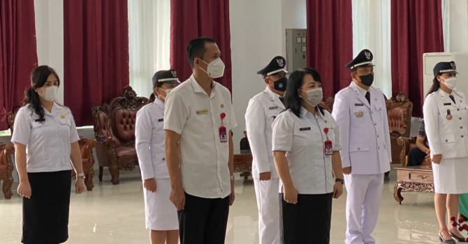 DIROMBAK: Suasana rolling pejabat Pemkot Tomohon, di Aula Rumah Dinas Wali Kota Tomohon, Rabu (12/1). (Istimewa)