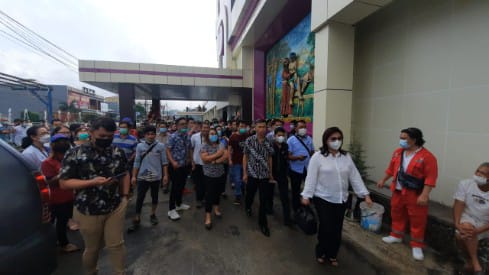 DIPERTANYAKAN: Suasana pelataran parkir RSU GMIM Bethesda, dipenuhi karyawan sesaat setelah kedatangan perwakilan Yayasan Medika GMIM. (Istimewa)