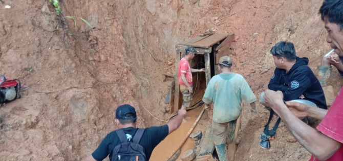 Lokasi lubang tambang ilegal yang memakan korban di Desa Atoga Timur, Kecamatan Motongkad, Kabupaten Bolaang Mongondow Timur (Boltim), Rabu (12/1/2022). (Chendry Mokoginta)
