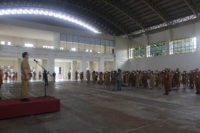 BERI ARAHAN: Wali Kota Caroll Senduk SH saat memimpin Apel Perdana Pemkot Tomohon Tahun 2022. Dok istimewa. 