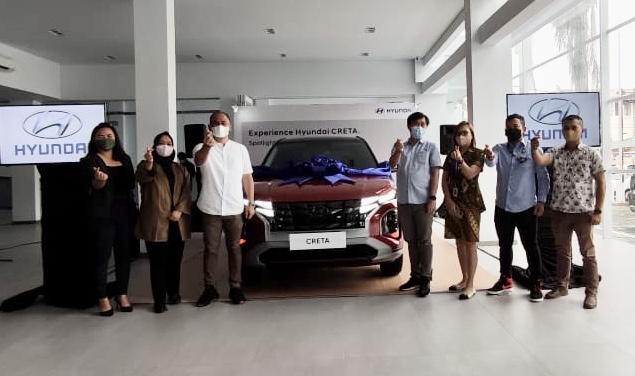 Branch Manager Hyundai Manado Erwin Mamarimbing didampingi  Ela Wandasari Agung selaku Marcomm Hyundai Regional Sulawesi, beserta perwakilan dari perusahaan pembiayaan dan mitra Hyundai Manado, di sela acara peluncuran Hyundai Creta, Kamis (3/2).
