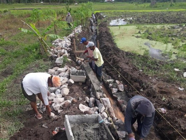 PADAT KARYA TUNAI: Tampak salah satu program P3-TGAI yang pernah dilaksanakan di Desa Modayag, Bolaangmongondow Timur. Proyek ini mempekerjakan petani-petani yang juga merupakan pekerja sawah pada erea irigasi tersebut.
