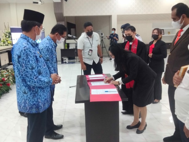 Wakil Wali Kota Bitung Hengky Honandar saat melantik sejumlah pejabat sesuai SK Wali Kota Bitung.(Franky Sumaraw)