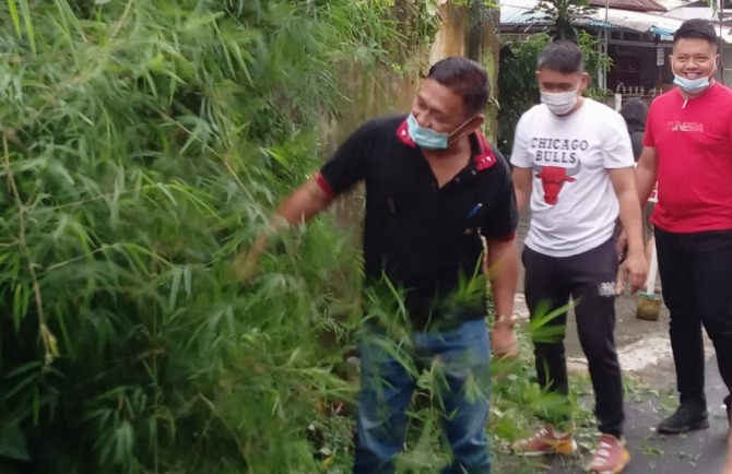 MANADO BERSIH: Camat, lurah, ketua lingkungan beserta masyarakat mengadakan kerja bakti bersama sekira pukul 08.30 WITA di Titiwungen Utara, Jumat (25/02/2022).