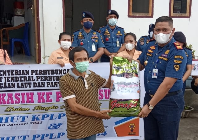 Kepala Pangkalan PLP Kelas II Bitung Sabar Maima Hasugian SAP menyerahkan tali kasih di salah satu panti asuhan.(Franky Sumaraw)