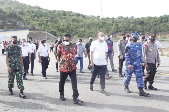 Anggota DPRD Sulut Toni Supit saat mendampingi Gubernur, Wakil Gubernur, Ketua DPRD Sulut ketika memantau Bandara Bung Karno Siau, beberapa waktu lalu. (Istimewa)