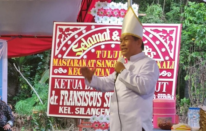 Ketua DPRD Sulut dr Fransiscus Andi Silangen SpB KBD saat menghadiri Upacara Tulude di Desa Kali, Pineleng.