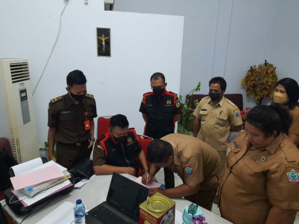 Ketua Tim Peyidik Kejaksaan Negeri Kepulauan Talaud Emnovri Pansariang SH bersama personil saat melakukan penggeledahan di Kantor Badan Keuangan Daerah Kabupaten Kepulauan Talaud. (Ridel/MP)