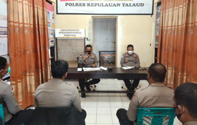 Kapolres Kepulauan Talaud AKBP Dasveri Abdi SIK didampingi Wakapolres Kompol Demtrius Lariwu saat memimpin rapat anev (Istimewa)