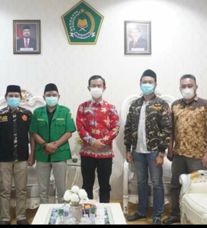 Kakanwil Kemenag Sulut Anwar Abubakar (tengah) bersama pengurus Ormas Ansor.