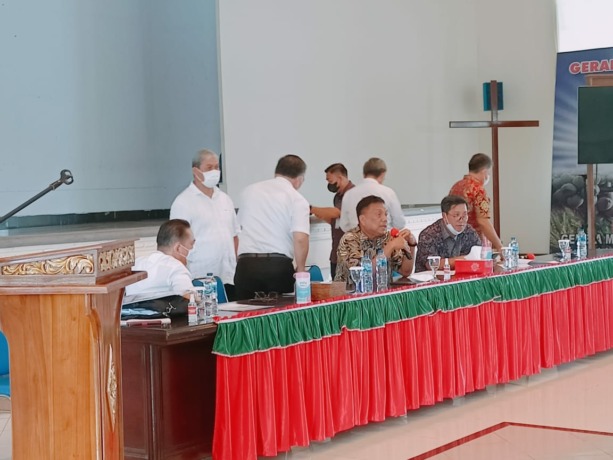 BERI ARAHAN: Gubernur OD bersama panitia pelaksana saat menggelar rapat pengumuman nama-nama nominasi Komisi BIPRA. (Jul/MP)