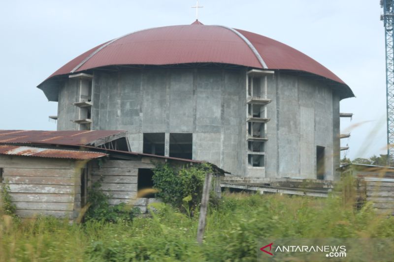 Pembangunan Gedung Gereja Kingmi Mile 32, Jalan Agimuga, Distrik Kuala Kencana, Kabupaten Mimika, Provinsi Papua dalam tahap penyidikan oleh KPK. (ANTARA/Evarianus Supar)