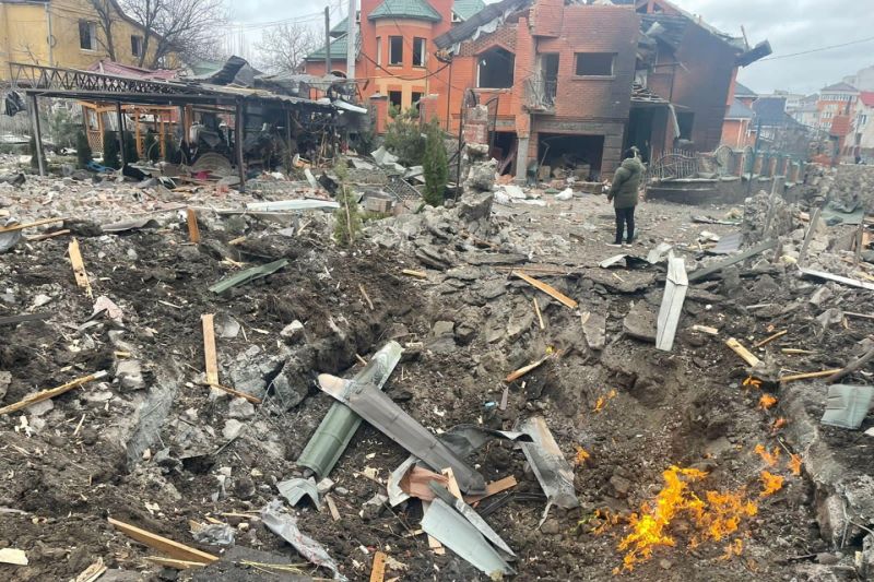 Puing-puing berserakan di sekitar lubang di sebuah jalan, tempat beberapa rumah rusak akibat ledakan, menyusul serangan udara di Bila Tserkva, Kyiv Oblast, Ukraina, Sabtu (5/3/2022). Foto didapatkan dari media sosial. (ANTARA FOTO/Kyiv Oblast Police/Hando