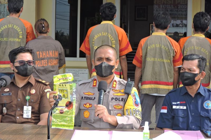 Kapolres Asahan AKBP Putu Yudha Prawira (tengah) menjelaskan penangkapan narkotika jenis sabu seberat 848,7 gram . (ANTARA/HO)