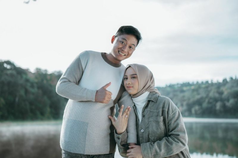 Youtuber Doni Salmanan yang kerap disebut Crazy Rich Bandung menulis dan menyanyikan lagu, serta membuat video klip yang dipersembahkan untuk istri yang dinikahi 14 Desember 2021, Dinan Nurfajrina. (ANTARA/Dony Salmanan)