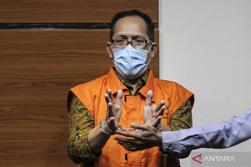 Hakim Pengadilan Negeri (PN) Surabaya Itong Isnaeni Hidayat (tengah) menyampaikan pembelaan saat berlangsungnya jumpa pers di Gedung KPK RI, Jakarta, Kamis (20/1/2022). KPK menetapkan tiga orang tersangka dalam operasi tangkap tangan (OTT) terkait dengan