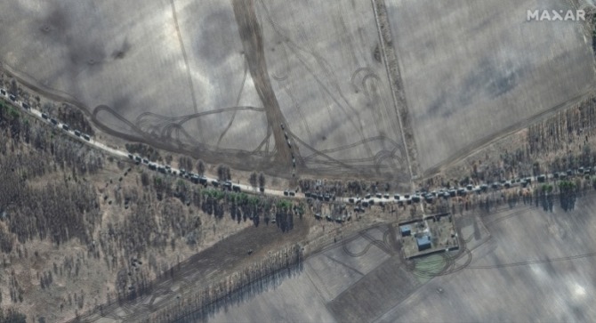 Gambar satelit menunjukkan ujung selatan konvoi militer, timur bandara Antonov, Ukraina, 28 Februari 2022 (Maxar Technologies/Handout via Reuters)